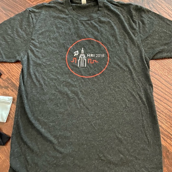 Bundle of 3 Peloton shirts - Picture 3 of 10